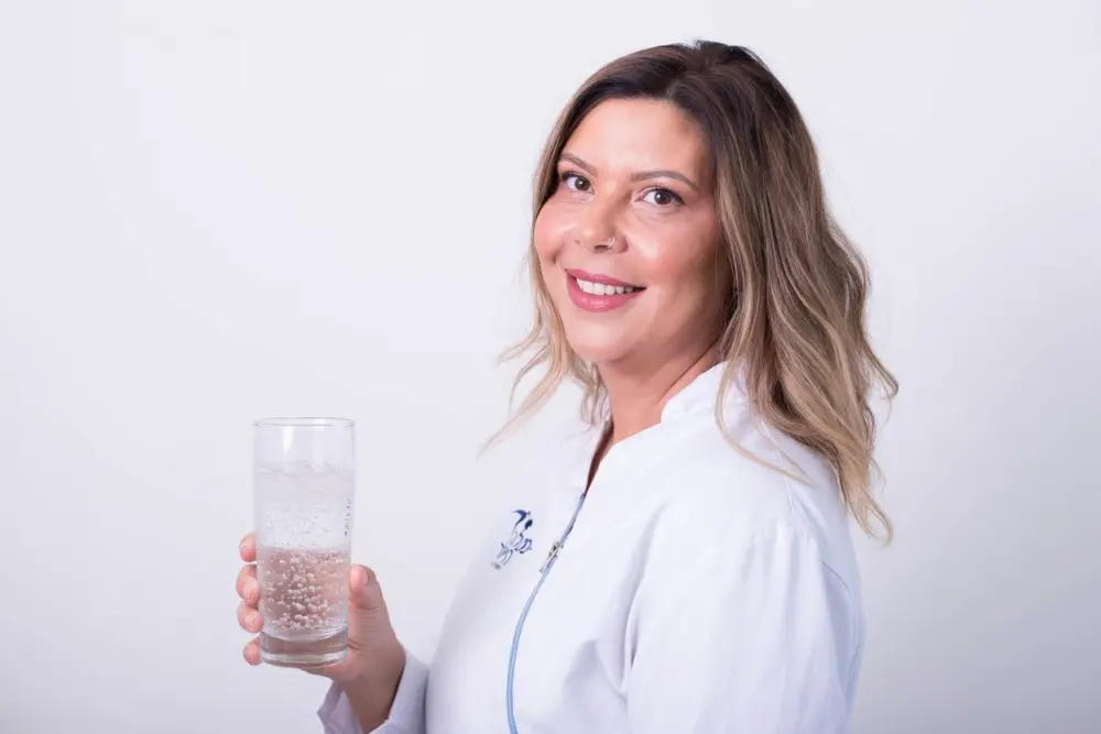 סודה ושיניים: האם מים מוגזים באמת פוגעים באמייל?